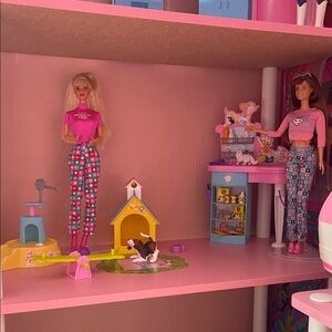Barbie Pet Playset with Yellow and Blue Accessories
